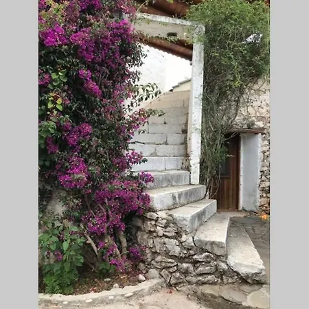 Traditional Stone House In Eastern Mani Tatil Evi Flomochori